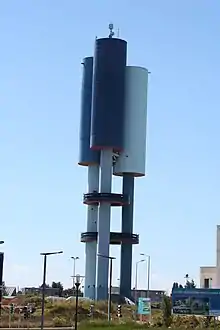 Le château d'eau à triple réservoir, élément emblématique de la ville nouvelle.