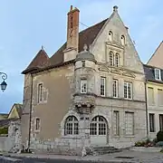 Maison du XVIe siècle à l'angle de la rue de la Cuirasserie et de la rue des Huileries.