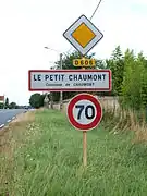 Panneau d'entrée d'agglomération avec panneau B14 70 km/h placé sur le même support