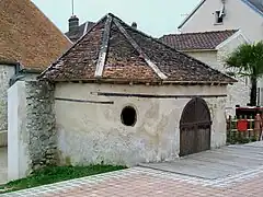 L'ancien ossuaire, derrière l'église.