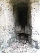 Vue en coupe d'une galerie supportant un canal dans un rocher.