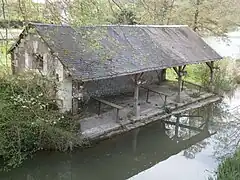 Vue d'un hangar ouvert sur un cours d'eau