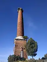 Cheminée de l'ancienne entreprise Duclos chimie vers laquelle convergeaient des « cheminées rampantes ».