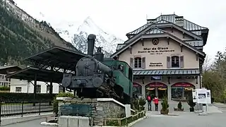 Locomotive vapeur 021 T 6 CF Montenvers exposée sur le côté de la gare.