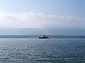 Le bateau arrive au port.