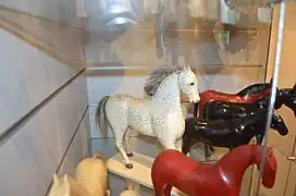 Chevaux de bois sculptées (début du XXe siècle).