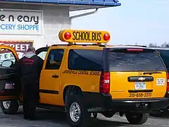 Signalisation d'un véhicule scolaire aux États-Unis