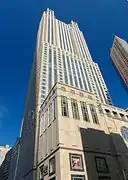 À l'angle de Delaware St. et N. Michigan Ave.