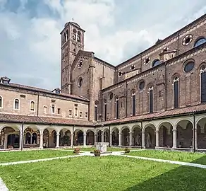 Le cloître et le clocher.