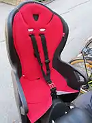 Harnais 3-points sur un siège enfant de vélo.