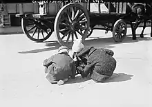 Photographie en noir et blanc d'enfants jouant dans la rue à New York.