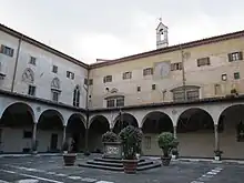 Photographie de l'atrium d'un cloître.