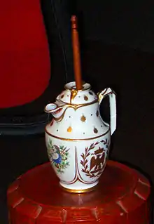 Chocolatière de pur style Empire avec son moussoir.