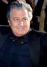 Homme aux cheveux gris et aux yeux marron.