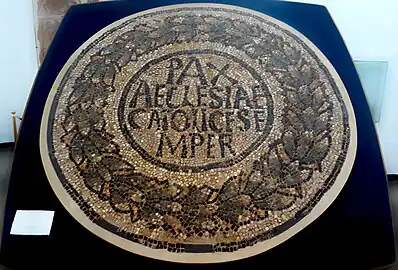 Précepte de l'église catholique avec comme inscription « Paix éternelle à l'église catholique »