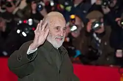 Christopher Lee à une avant-première en train de saluer le public.