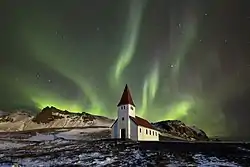 Aurore polaire autour de l'église de Vík í Mýrdal. Novembre 2017.