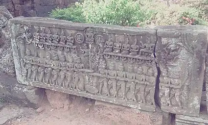 Barattage de la mer de lait. Bas-relief en grès