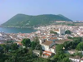 Le Monte Brasil, et la baie de Angra do Heroísmo