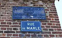 Ancienne plaque de rue en fonte indiquant la direction de Marle 4km1.
