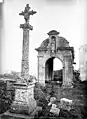 Le calvaire et la chapelle devant le cimetière de Luc-sur-Mer en septembre 1882.