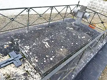 Pierre tombale où sont inscrits les noms des membres de la famille inhumés à cet endroit