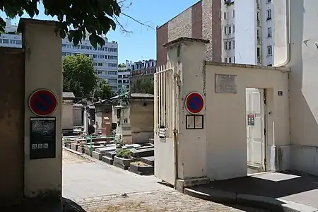 Entrée du cimetière d'où l'on aperçoit le buste d'Adolphe Yvon.