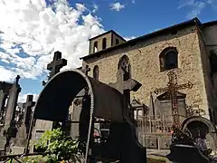Façade sud de l'église, côté cimetière.