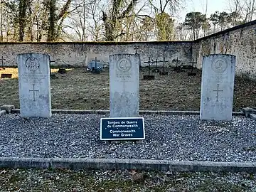 Tombes de guerre du Commonwealth dans le cimetière de l'hôpital Sainte-Anne.
