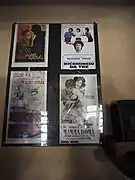 Quatre affiches de films encadrées.