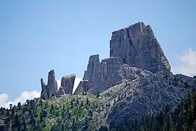 Vue des Cinque Torri depuis le col de Falzarego ; de droite à gauche : Torre Grande, Torre del Barancio, Torre Latina, Torre Quarta et Torre Quinta.