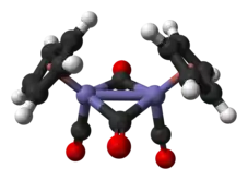 Isomère cis avec liaison Fe–Fe