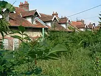 La rue Saint-Contest côté jardin.