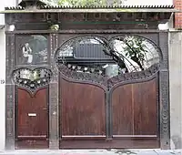 Portail au numéro 19.