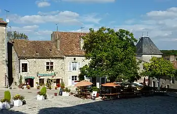 Chauvigny, place du donjon