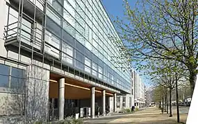 Façade en verre de la cité des territoires, site d’implantation de l'IUG