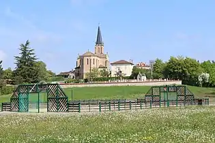 Vue de l'église depuis le parc des Rives du Menthon.