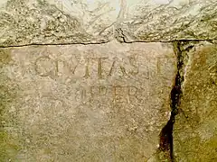 vue d'un bloc gravé portant l'incription CIVITAS TU LIBER