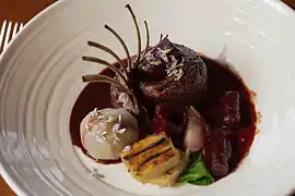 Civet de lièvre présenté en couronne.