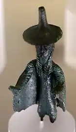 Prêtre ou prêtresse avec chapeau pointu