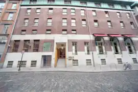 La façade arrière de l'hôtel donnant sur l'Essex Street, avec l'entrée monumentale et, à sa gauche, l'entrée de l’ancienne discothèque The Kitchen qui se trouvait sous l'hôtel.
