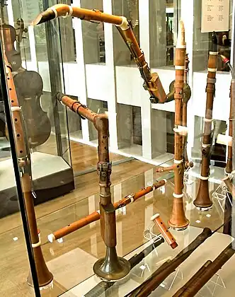 Musée des instruments de musique, Berlin : cors de basset du XVIIIe siècle (avec des clarinettes, une flûte et des bassons)