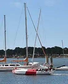 Le monocoque à quai dans le port de Lorient