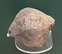 Bulle en argile avec des animaux imprimés sur sa surface.