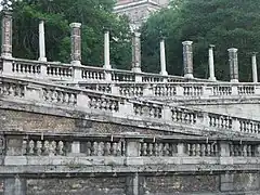 En montant au palais