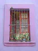 Fenêtre avec grille dans la rue menant au Parc Güell à Barcelone.