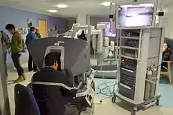 Robot médical utilisant la technique contemporaine (en exposition au Cambridge Science Festival 2015). Le côté opératoire : chirurgien mis dans le monde de l'opéré restitué par la machine