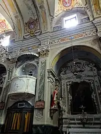 Chaire et chapelle latérale.