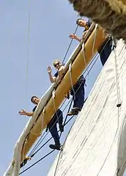 Cadets et cadettes sur l'USCGC Eagle a Halifax (2012).