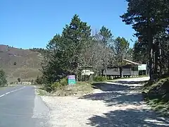 Au col, départ d’une piste forestière allant notamment jusqu’à la station de la Croix de Bauzon.